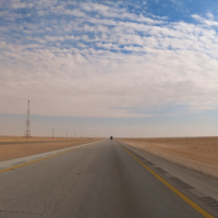 La carretera recta más larga del mundo es todo un reto mental: 240 km sin curvas, en pleno desierto y con tráfico de camiones