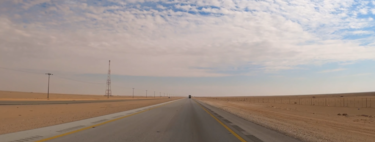 La carretera recta más larga del mundo es todo un reto mental: 240 km sin curvas, en pleno desierto y con tráfico de camiones