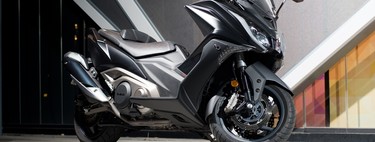 Probamos el Kymco AK 550, la alternativa entre los maxiscooter que sorprende con su comportamiento