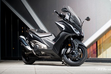 Probamos el Kymco AK 550, la alternativa entre los maxiscooter que sorprende con su comportamiento