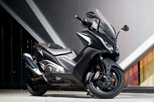 Probamos el Kymco AK 550, la alternativa entre los maxiscooter que sorprende con su comportamiento