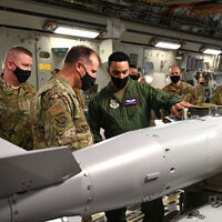 Los científicos que fabrican la nueva bomba atómica de EEUU han llegado a la meta tres meses antes de lo previsto