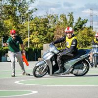 Lo legal frente a lo práctico: los peligros de conducir una moto con el carnet de coche y cómo podemos aprender a llevarlas