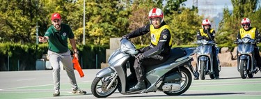 Lo legal frente a lo práctico: los peligros de conducir una moto con el carnet de coche y cómo podemos aprender a llevarlas
