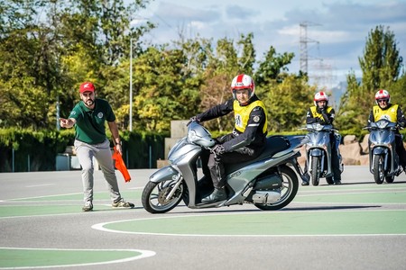Lo legal frente a lo práctico: los peligros de conducir una moto con el carnet de coche y cómo podemos aprender a llevarlas