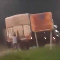 "¡Antonio, vení!". Un camión aterroriza y embiste a una familia. Cuando el padre trepa a la caja para quitarle la matrícula, el camionero huye con él encima