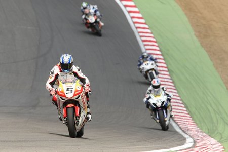 Bajada tras la primera curva en Brands