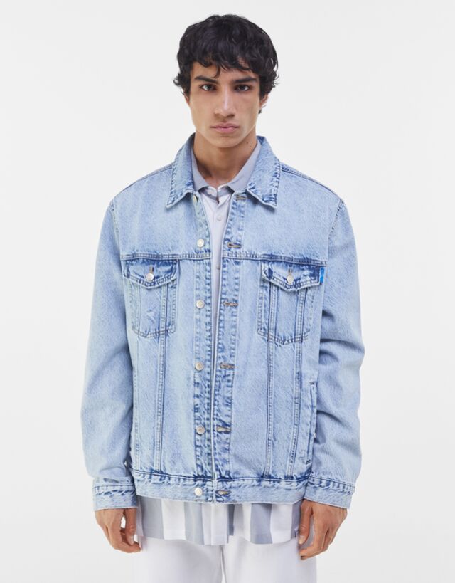 Cazadora vaquera en denim de la colección Join Life de Bershka