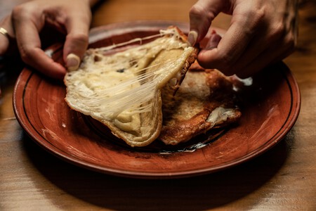 Es bueno o no comer queso antes de dormir: un estudio indica que podría alterar tus sueños y provocar pesadillas