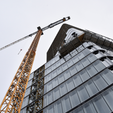 Así ha sido la espectacular mudanza de Jeff Bezos en plena Quinta Avenida de Nueva York: grúas gigantescas y muebles volando por los aires
