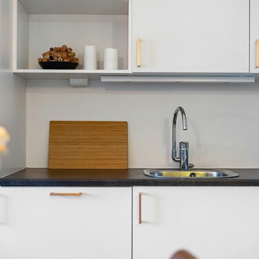 No más humedad en la encimera con este organizador para el fregadero