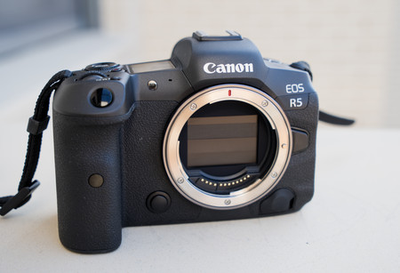 La Canon EOS R5 actualiza su firmware para mejorar la detección de la temperatura y el control del tiempo al grabar vídeo