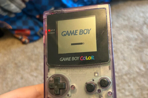 "¡Mi mamá es una leyenda!". Encontró una Game Boy Color en la basura y solo necesitaba dos pilas nuevas 
