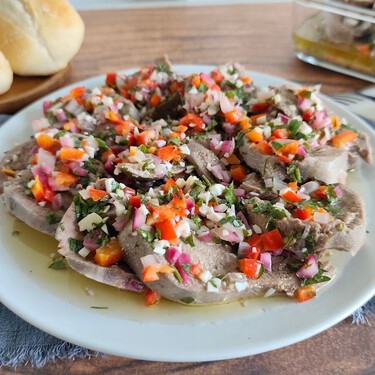 Lengua a la vinagreta, un plato frío argentino típico de Navidad