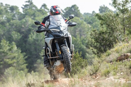 Probamos la Ducati Multistrada V4: la trail del futuro convence con 170 CV, herencia de MotoGP y doble radar con extra de seguridad