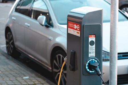 El coche eléctrico necesita inversión, y el Gobierno prevé hasta 24.000 millones en ayudas, pero aportando solo 4.000 millones