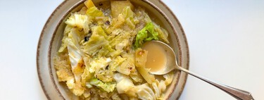Sopa de col y manzana, una receta para hacer en 20 minutos y disfrutar con cuchara