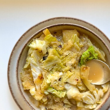 Sopa de col y manzana, una receta para hacer en 20 minutos y disfrutar con cuchara