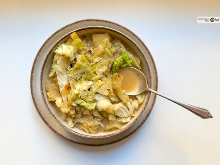 Sopa de col y manzana, una receta para hacer en 20 minutos y disfrutar con cuchara