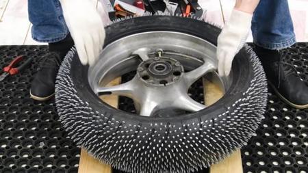 Hágaselo usted mismo, unas ruedas de clavos para el hielo
