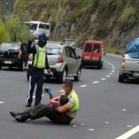 La bonita imagen de un policía que calma a un niño en medio de un grave accidente de tráfico mostrándole vídeos en el móvil