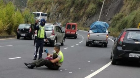 La bonita imagen de un policía que calma a un niño en medio de un grave accidente de tráfico mostrándole vídeos en el móvil