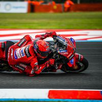 Marc Márquez revienta el récord de Argentina para salir desde la pole y Honda empieza a oler a podio 