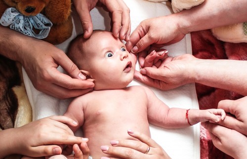 Querido visitante: no cojas al bebé antes que su madre si en un parto los separan tras nacer