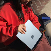 Mac con pantalla de 13.6 pulgadas y 16 GB de RAM. Tiene procesador potente creado por Apple