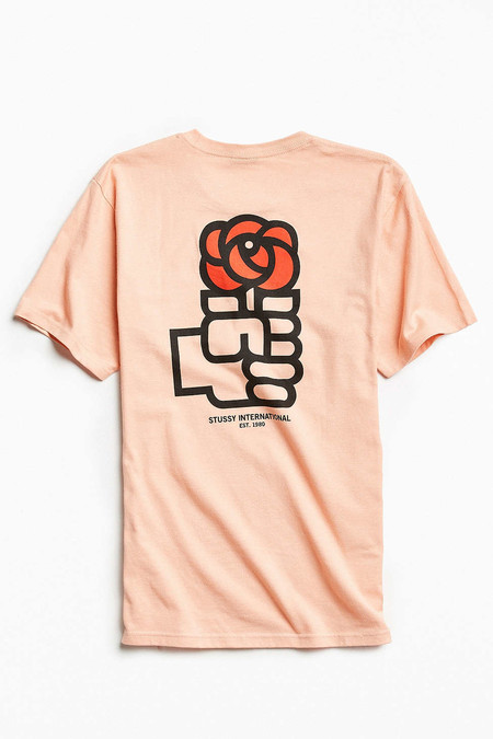 Urban Outfitters y su camiseta "homenaje" a la rosa del PSOE lo está petando en Twitter