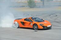 Cristiano Ronaldo, Jenson Button y el McLaren P1 en el Circuito del Jarama