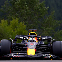 Max Verstappen asusta en los libres de Spa pero a Carlos Sainz se le pone el GP de cara por las sanciones