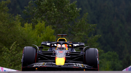 Max Verstappen asusta en los libres de Spa pero a Carlos Sainz se le pone el GP de cara por las sanciones
