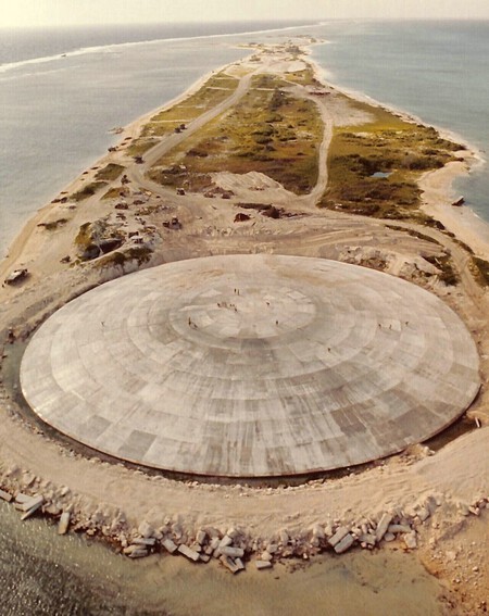 Vista aérea da Cúpula localizada na cratera criada pelo teste de arma nuclear "Cactus" em 1958.