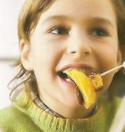 Fruta con chocolate, vitaminas golosas para los niños