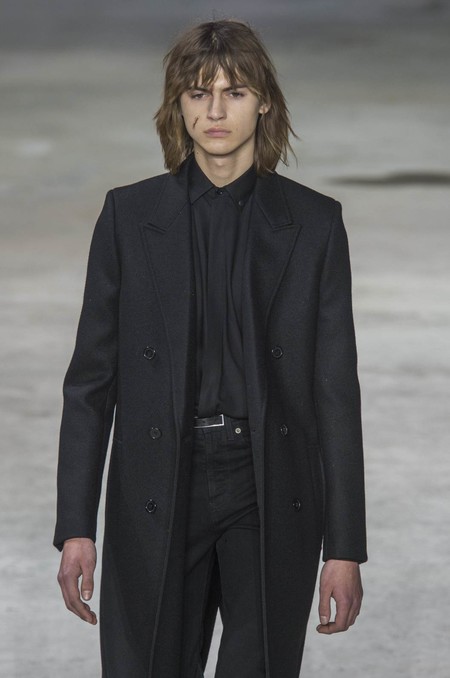 El nuevo Saint Laurent deja atrás los jeans skinny y apuesta por el total black look en Paris Fashion Week