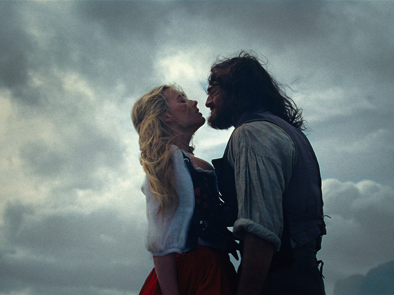 Emerald Fennell reinterpreta 'Cumbres borrascosas' con Margot Robbie y Jacob Elordi: la película llega a HBO Max el 1 de mayo — image 4