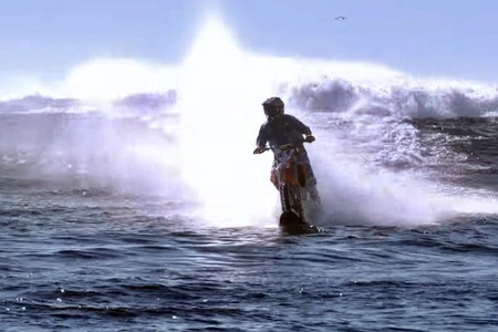 Robbie Maddison rompe toda lógica en Pipe Dream 2: casi 100 km/h sobre el agua en una moto de cross