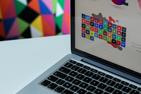 Este diseñador gráfico tiene encantados a sus clientes con su trabajo: lo que ninguno sabía es que era una inteligencia artificial