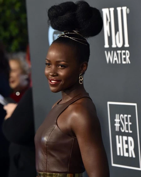 Lupita Nyong'o apuesta por un vestido en marrón chocolate para los Critics' Choice Awards 2020
