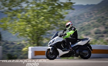 Kymco Xciting 400i, prueba (conducción en ciudad, carretera y autopista)