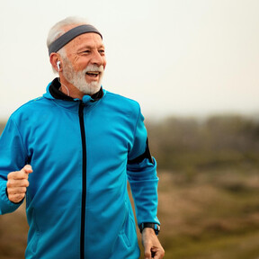 Los expertos coinciden: la clave para correr mejor a partir de los 50 no es correr más, sino ganar potencia muscular