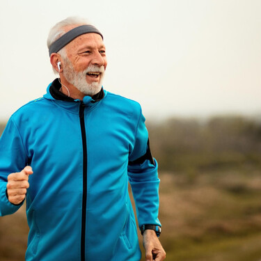 Los expertos coinciden: la clave para correr mejor a partir de los 50 no es correr más, sino ganar potencia muscular