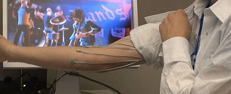 Jugando a 'Guitar Hero' sólo con los músculos de su brazo