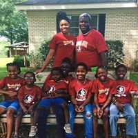 Una pareja adopta a siete hermanos que estaban separados en diferentes centros de acogida