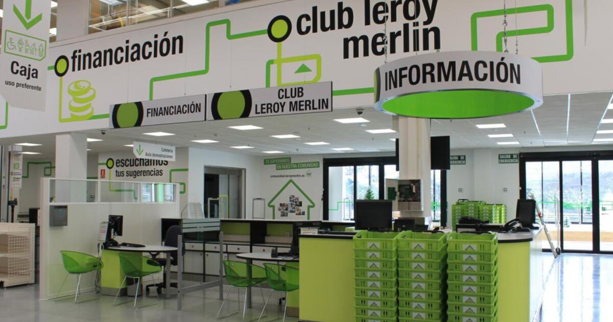 Este parasol es giratorio y el invento perfecto que tiene Leroy Merlin para conseguir sombra en la terraza o jardín 