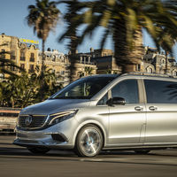 La furgoneta eléctrica Mercedes-Benz EQV se deja ver por Barcelona, aunque sigue siendo un prototipo