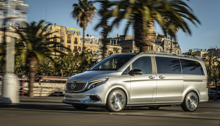 La furgoneta eléctrica Mercedes-Benz EQV se deja ver por Barcelona, aunque sigue siendo un prototipo