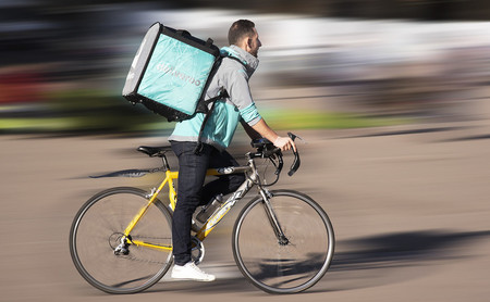 El Tribunal Superior de Justicia de Madrid da la razón a más de 500 repartidores de Deliveroo: son falsos autónomos