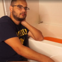Streamer da Twitch achou que gastaria 12 horas para um desafio especial e acabou sentado em frente a uma banheira por quase 35 horas 